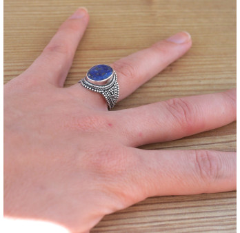 Bague argent travaillé et pierre Lapis lazuli facettée ovale (bleu)