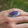 Grosse bague oblongue argent plat et pierre Charoite (violet)