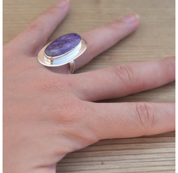 Grosse bague oblongue argent plat et pierre Charoite (violet)