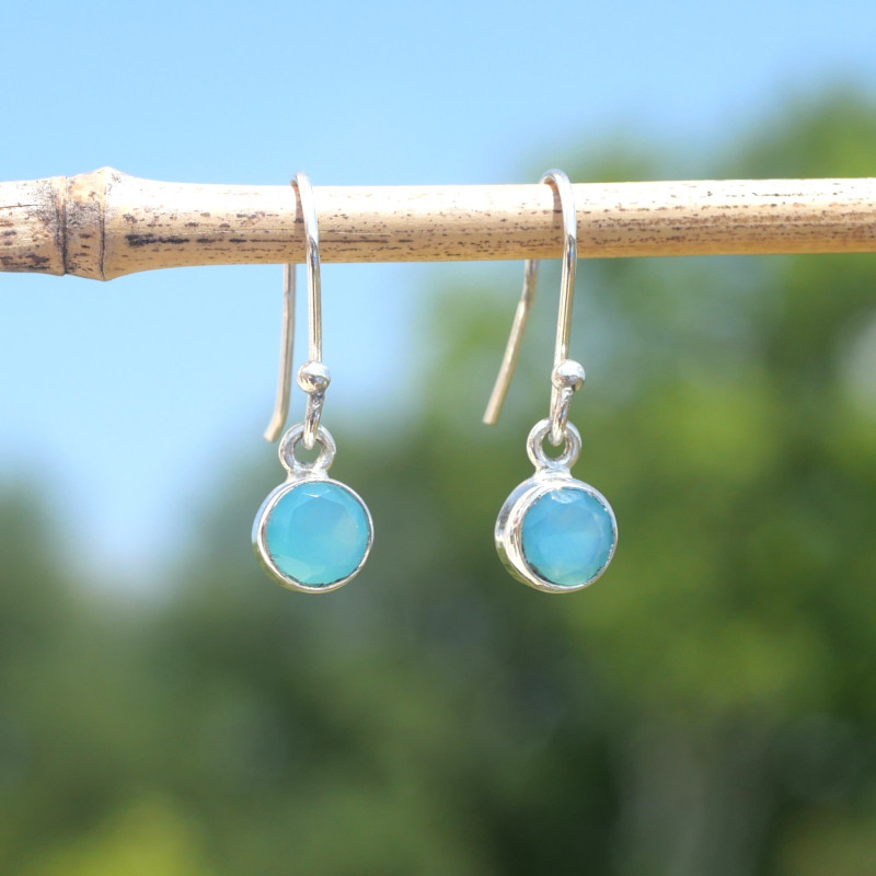 Petites boucles d'oreilles en argent et pierre ronde Calcédoine bleue (bleu)