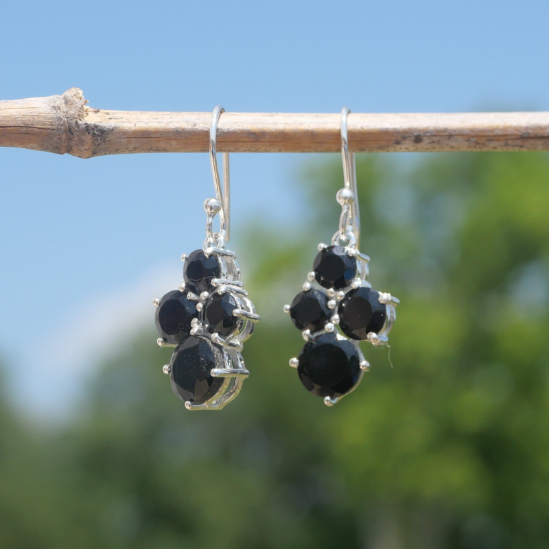 Petites boucles 4 pierres en Onyx noir griffées et argent (noir)