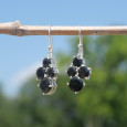 Petites boucles 4 pierres en Onyx noir griffées et argent (noir)