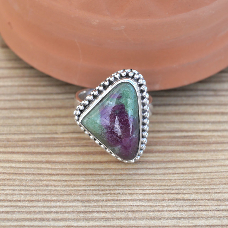Bague trianglulaire argent ciselé et pierre Rubis sur Zoisite (rose) (vert) T55