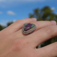 Bague trianglulaire argent ciselé et pierre Rubis sur Zoisite (rose) (vert) T55