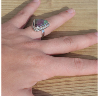 NEW ! Bague trianglulaire argent ciselé et pierre Rubis sur Zoisite (rose) (vert) T55