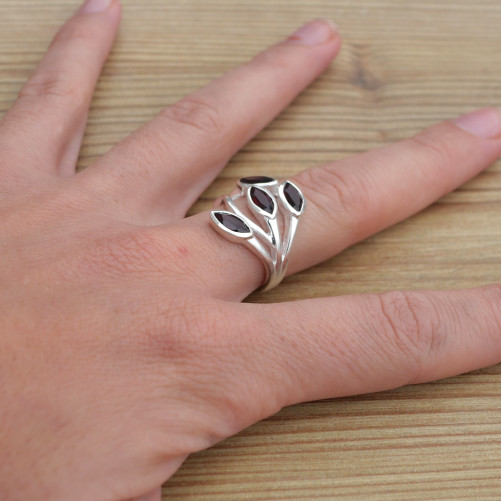 Bague 4 pierres feuilles en Grenat facettées et argent T51
