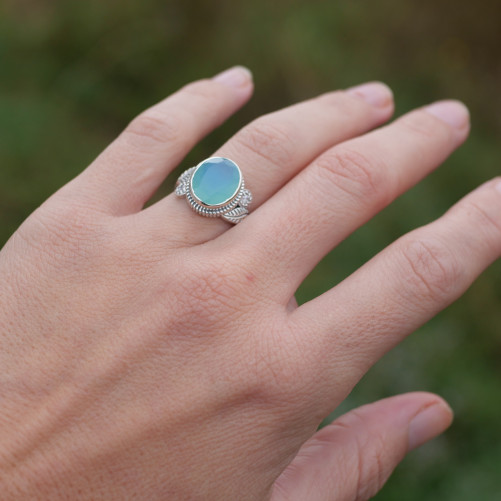 Bague pierre ovale en Calcédoine et argent ciselé feuilles T59