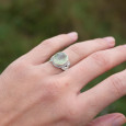 Bague pierre ovale en Prehnite et argent ciselé feuilles T57