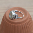 Bague pierre ovale en Prehnite et argent ciselé feuilles T57