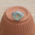 Bague pierre ovale en Prehnite et argent ciselé feuilles T57