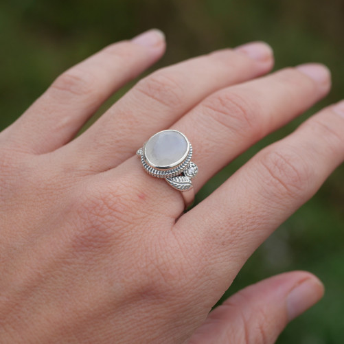 Bague pierre ovale en Pierre de lune et argent ciselé feuilles T51/60
