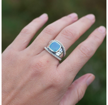 Anneau argent martelé et pierre carrée Calcédoine (bleu) T56/59
