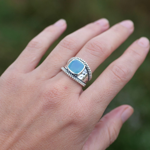 Anneau argent martelé et pierre carrée Calcédoine (bleu) T56/59