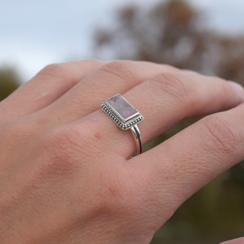 Bague fine pierre en Quartz rose rectangulaire et argent (rose) T62