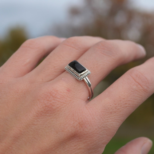 Bague fine pierre en Onyx noir rectangulaire et argent (noir) T62