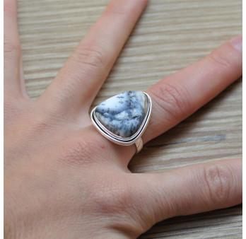 Bague triangulaire en pierre naturelle Agate dendrite et argent (blanc) T56
