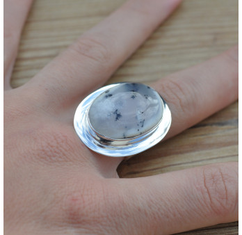 Bague ovale monture plate en argent et pierre en Agate dendrite (blanc) T55