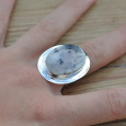 Bague ovale monture plate en argent et pierre en Agate dendrite (blanc) T55