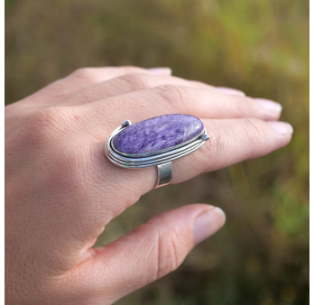 Grosse bague oblongue en argent et pierre Charoite (violet) T53