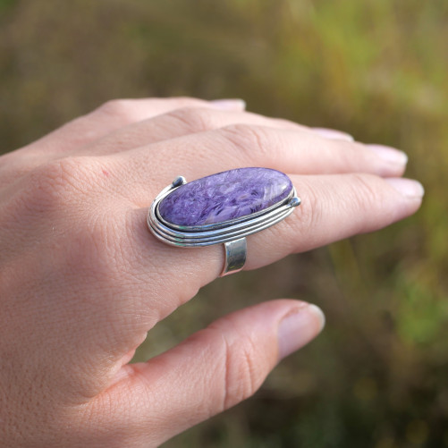 Grosse bague oblongue en argent et pierre Charoite (violet) T53
