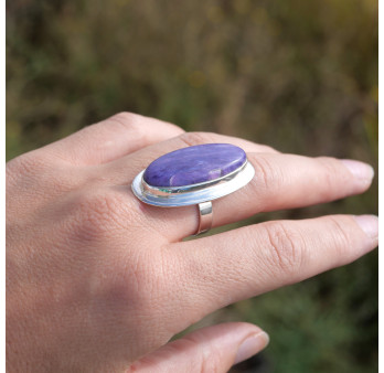 Grosse bague ovale en pierre naturelle Charoite et argent plat (violet) T56