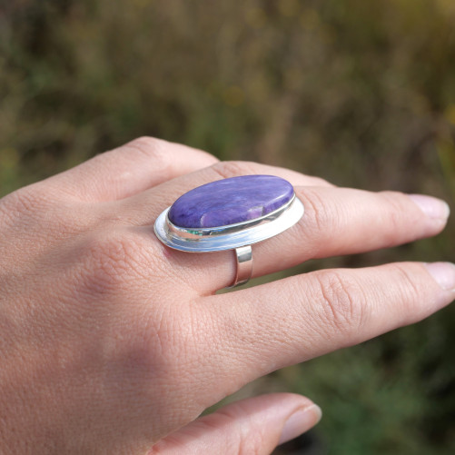 Grosse bague ovale en pierre naturelle Charoite et argent plat (violet) T56