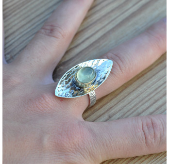 Grosse bague en argent navette martelée et pierre Prehnite T59