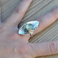 Grosse bague en argent navette martelée et pierre Prehnite T59 Grosse bague en argent navette martelée et pierre Prehnite T59