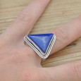 Bague triangulaire en Lapis lazuli et argent strié T58 Bague triangulaire en Lapis lazuli et argent strié T58