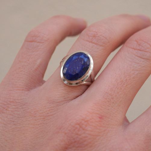 Bague en argent et pierre facettée ovale en Lapis lazuli T54
