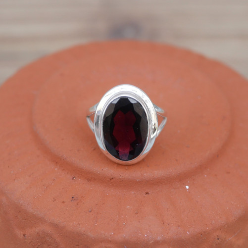 Bague en argent et pierre facettée ovale en Grenat T52/56