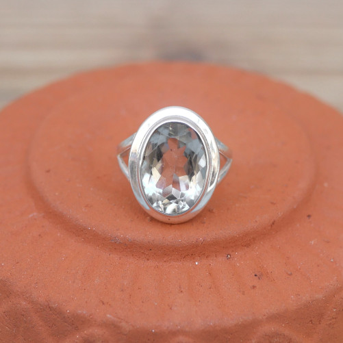 Bague en argent et pierre facettée ovale en Prasiolite T50