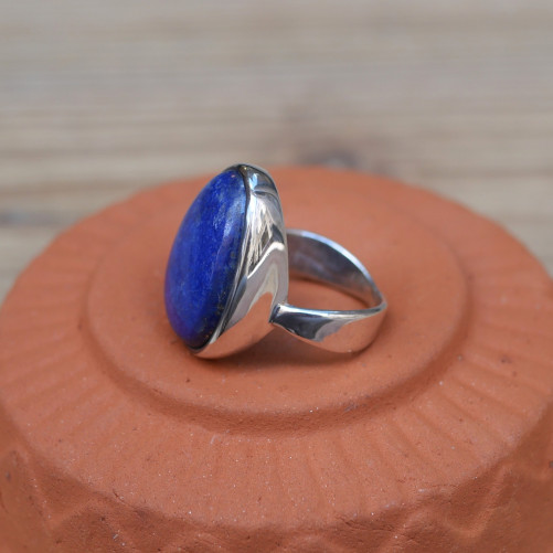 Bague argent lisse et pierre poire en Lapis lazuli T56
