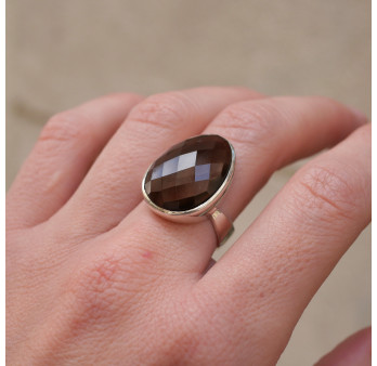 Bague argent lisse et pierre poire facettée en Quartz fumé T59