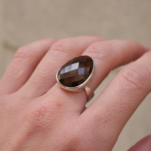 Bague argent lisse et pierre poire facettée en Quartz fumé T59