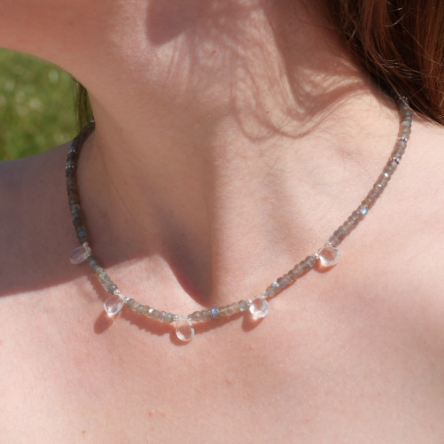 Collier pierres facettées en Labradorite et gouttes Cristal de roche