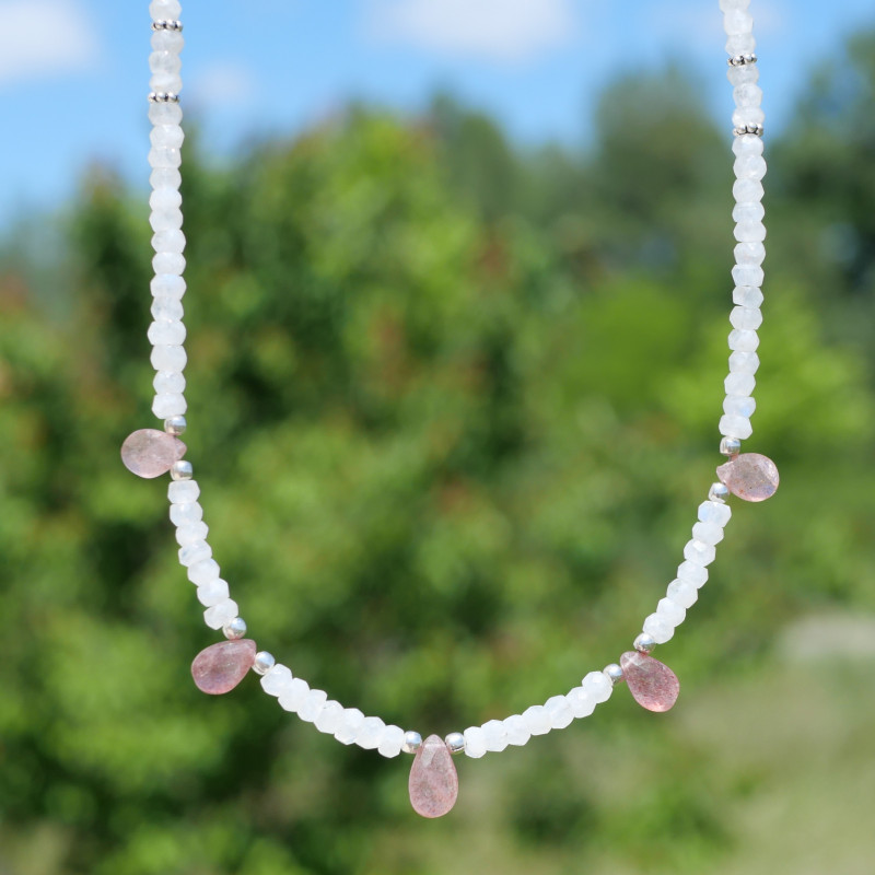 Collier pierres facettées en Pierre de lune et gouttes Quartz strawberry
