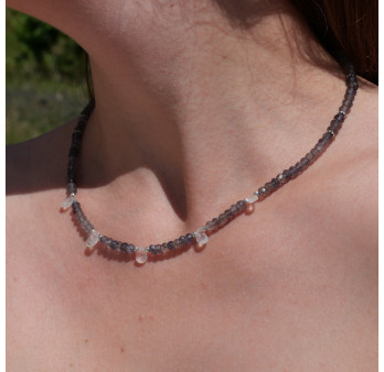 Collier pierres facettées en Iolite et Pierre de lune irisée