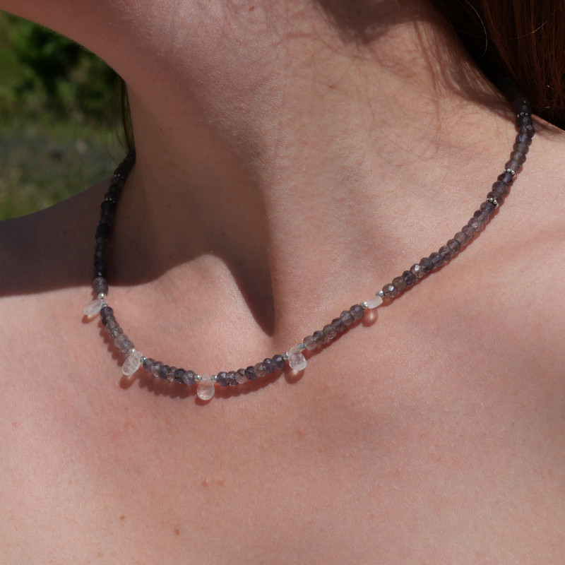 Collier pierres facettées en Iolite et Pierre de lune irisée
