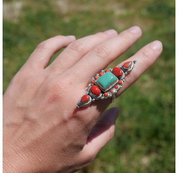 Très longue bague Nepali argent ciselé Corail et Turquoise du Tibet T52/55 réglable