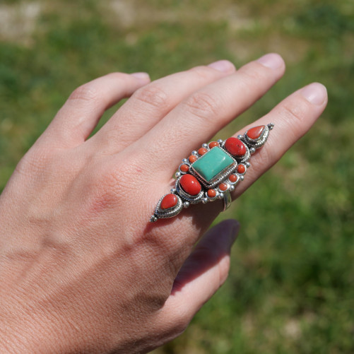 Très longue bague Nepali argent ciselé Corail et Turquoise du Tibet T52/55 réglable