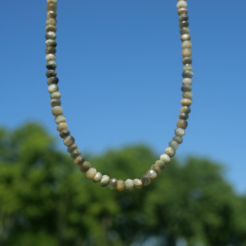Collier pierres naturelles facettées en Oeil de chat