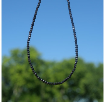 Collier fin pierres naturelles facettées en Spinelle