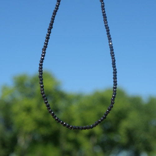 Collier fin pierres naturelles facettées en Spinelle