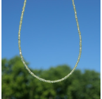 Collier fin pierres naturelles facettées en Péridot
