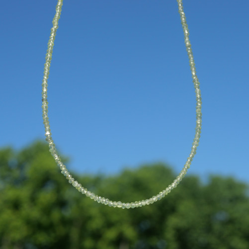 Collier fin pierres naturelles facettées en Péridot