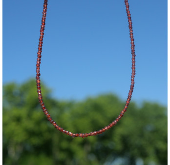 Collier fin pierres naturelles facettées en Grenat