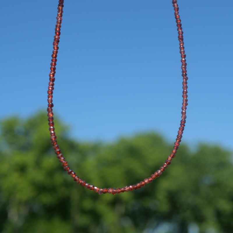 Collier fin pierres naturelles facettées en Grenat