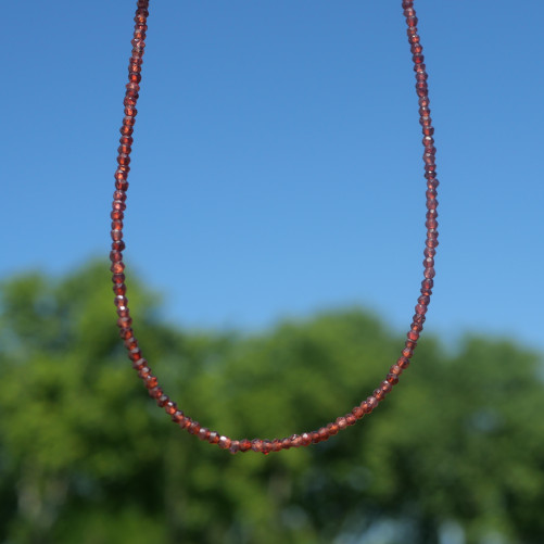 Collier fin pierres naturelles facettées en Grenat