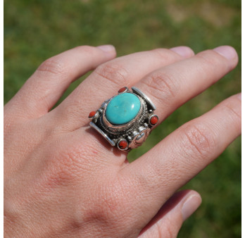 Anneau large Nepali argent ciselé Corail et Turquoise du Tibet T58